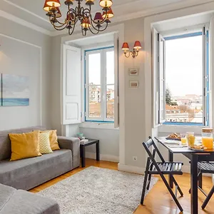 bright-tailor-made-apartment-by-the-castle.hotels-lisbon-portugal.com/
