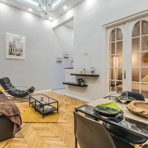 amazing-flat-semmelweis-street-budapest.inbudapesthotels.com/